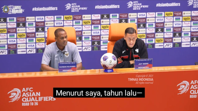 Jay Idzes mendampingi Patrick Kluivert saat konferensi pers. [YouTube/Timnas Indonesia]